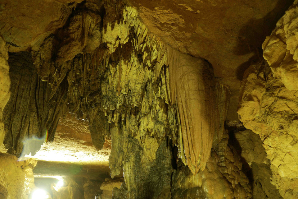 Động Ngườm Ngao có nhiều nhũ đá và măng đá với các hình dạng phong phú đa dạng, là một trong những hang động đẹp nổi tiếng tại Việt Nam. (Ảnh: Vũ Sinh/TTXVN)