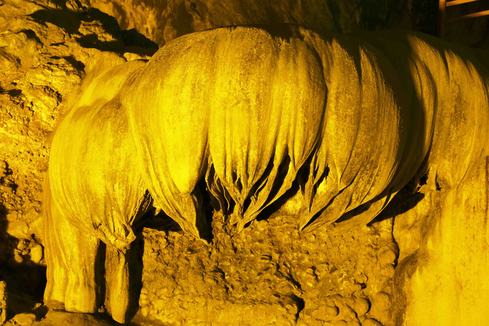 Một khối nhũ đá có hình dạng như bông hoa sen úp. (Ảnh: Vũ Sinh/TTXVN)