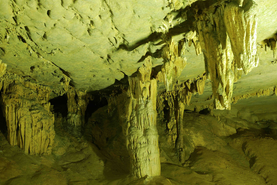 Động Ngườm Ngao có nhiều nhũ đá và măng đá với các hình dạng phong phú đa dạng, là một trong những hang động đẹp nổi tiếng tại Việt Nam. (Ảnh: Vũ Sinh/TTXVN)