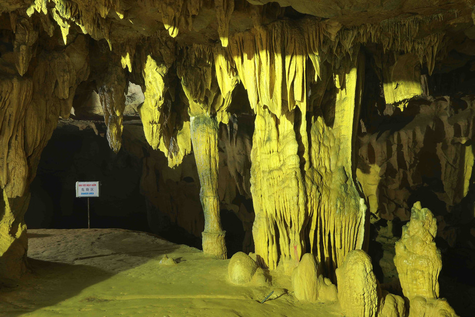 Động Ngườm Ngao có nhiều nhũ đá và măng đá với các hình dạng phong phú đa dạng, là một trong những hang động đẹp nổi tiếng tại Việt Nam. (Ảnh: Vũ Sinh/TTXVN)