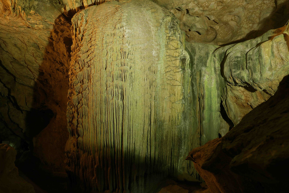 Khối măng nhũ nhìn vào trông như một thác nước. (Ảnh: Vũ Sinh/TTXVN)