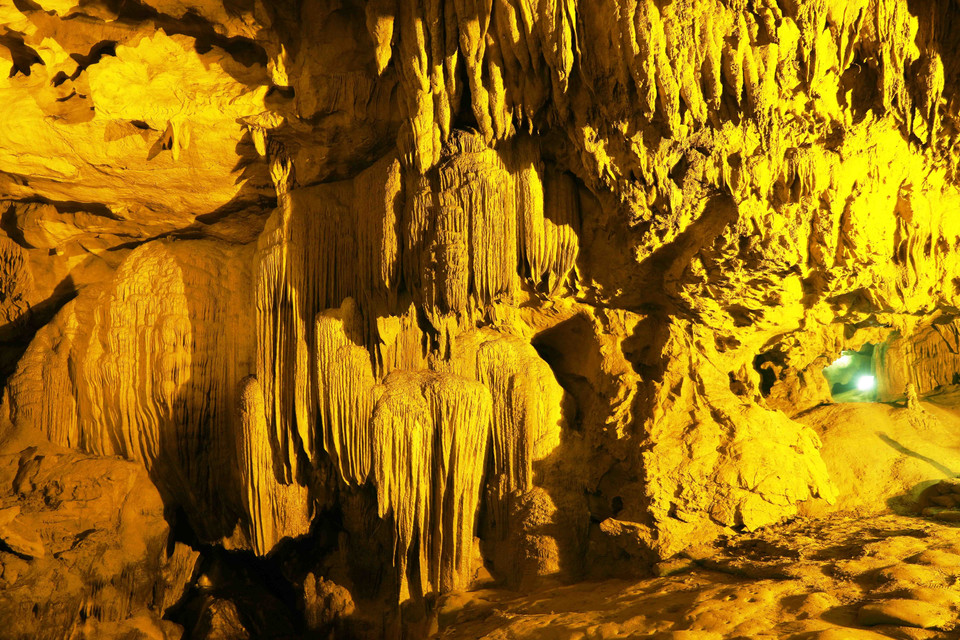 Động Ngườm Ngao có nhiều nhũ đá và măng đá với các hình dạng phong phú đa dạng, là một trong những hang động đẹp nổi tiếng tại Việt Nam. (Ảnh: Vũ Sinh/TTXVN)