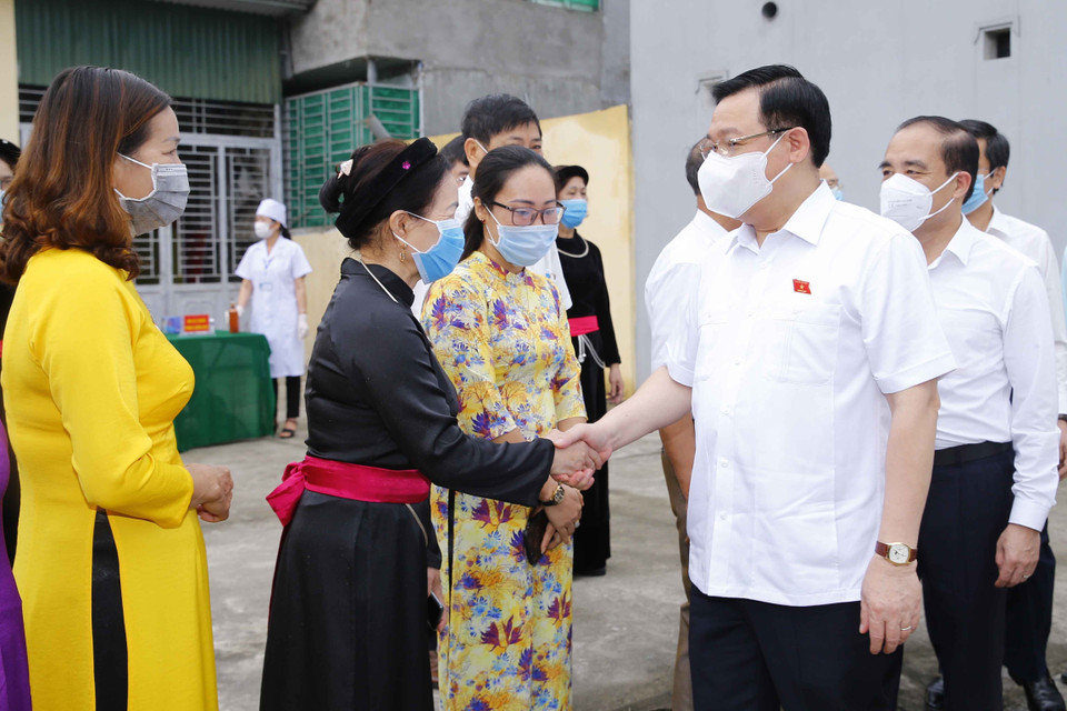 Chủ tịch Quốc hội Vương Đình Huệ với cử tri tại đơn vị bỏ phiếu số 2, phường An Tường, thành phố Tuyên Quang. (Ảnh: Doãn Tấn/TTXVN)