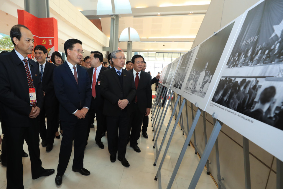 Thường trực Ban Bí thư Trần Quốc Vượng, Trưởng Ban Tuyên giáo Trung ương Võ Văn Thưởng và đại biểu tham quan Trưng bày ảnh Vững bước dưới cờ Đảng quang vinh do Ban Tuyên giáo Trung ương và Thông tấn xã Việt Nam tổ chức. (Ảnh: TTXVN)