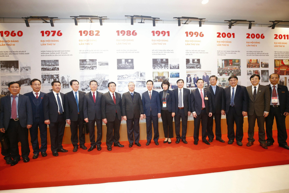 Ông Trần Quốc Vượng, Ủy viên Bộ Chính trị, Thường trực Ban Bí thư; ông Võ Văn Thưởng, Ủy viên Bộ Chính trị, Bí thư Trung ương Đảng, Trưởng Ban Tuyên giáo Trung ương cùng các đại biểu dự khai mạc Trưng bày ảnh. (Ảnh: Doãn Tấn/TTXVN)