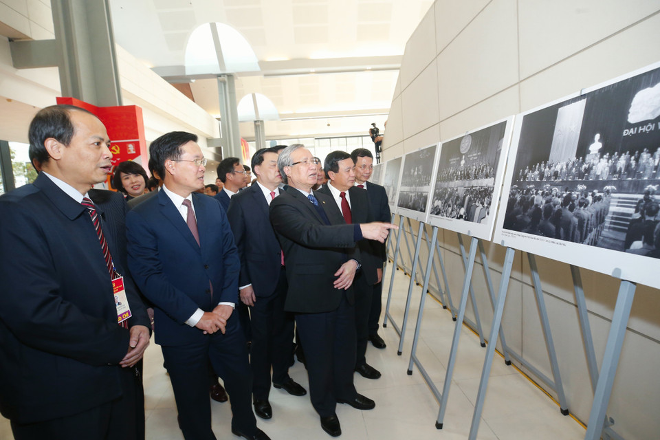 Ông Trần Quốc Vượng, Ủy viên Bộ Chính trị, Thường trực Ban Bí thư; ông Võ Văn Thưởng, Ủy viên Bộ Chính trị, Bí thư Trung ương Đảng, Trưởng Ban Tuyên giáo Trung ương cùng các đại biểu dự khai mạc Trưng bày ảnh. (Ảnh: Doãn Tấn/TTXVN)