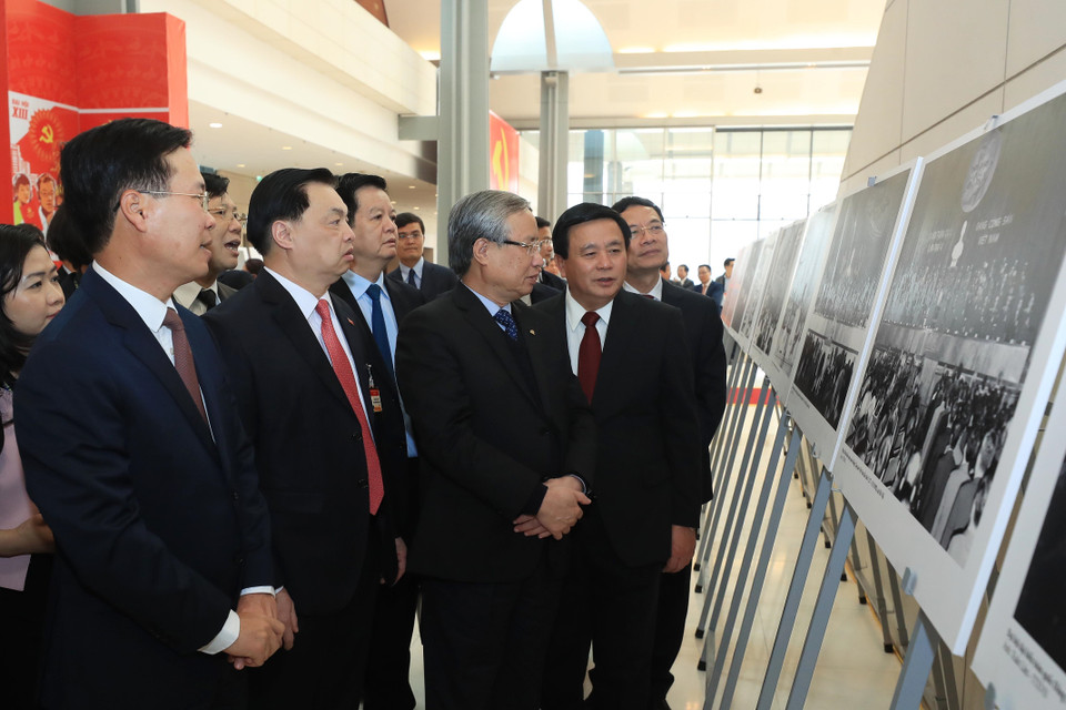 Thường trực Ban Bí thư Trần Quốc Vượng, Trưởng Ban Tuyên giáo Trung ương Võ Văn Thưởng và đại biểu tham quan Trưng bày ảnh Vững bước dưới cờ Đảng quang vinh do Ban Tuyên giáo Trung ương và Thông tấn xã Việt Nam tổ chức. (Ảnh: TTXVN)