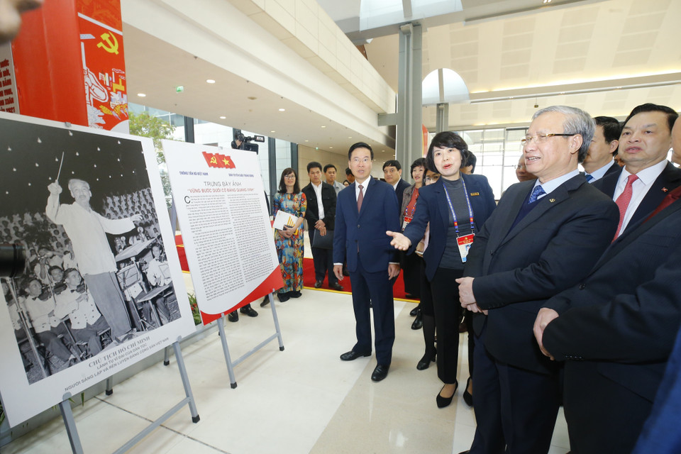 Phó Tổng Giám đốc Thông tấn xã Việt Nam Vũ Việt Trang giới thiệu với các đại biểu về Trưng bày ảnh của TTXVN. (Ảnh: Doãn Tấn/TTXVN)