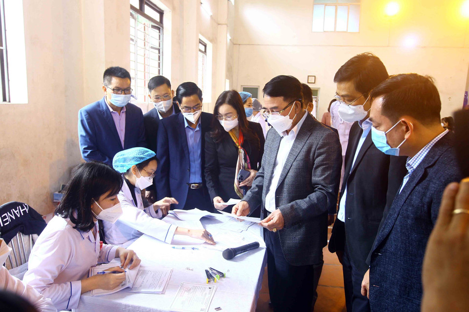 Phó Chủ tịch UBND thành phố Hải Phòng Lê Khắc Nam và lãnh đạo các sở ngành kiểm tra công tác tiêm vaccine phòng, chống COVID-19 tại trường Trung học phổ thông Mạc Đĩnh Chi. (Ảnh: An Đăng/ TTXVN)
