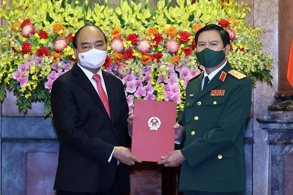 Chủ tịch nước Nguyễn Xuân Phúc trao Quyết định bổ nhiệm chức vụ Tổng Tham mưu trưởng Quân đội nhân dân Việt Nam cho Thượng tướng Nguyễn Tân Cương. (Ảnh: Thống Nhất/TTXVN) 