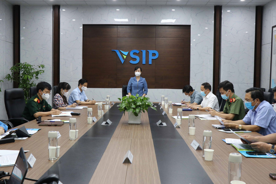 Bí thư Tỉnh ủy Bắc Ninh Đào Hồng Lan làm việc với Công ty TNHH Vsip Bắc Ninh về công tác phòng, chống dịch COVID-19. (Nguồn: TTXVN)