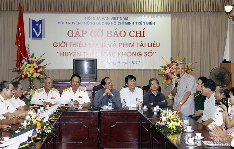 Nguyên Tổng Bí thư Lê Khả Phiêu phát biểu tại buổi giới thiệu cuốn sách Huyền thoại tàu không số và bộ phim tài liệu Huyền thoại tàu không số (29/9/2011). (Ảnh: Thanh Tùng/TTXVN)