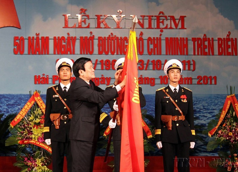 Chủ tịch nước Trương Tấn Sang trao tặng Huân chương Hồ Chí Minh cho tập thể cán bộ, chiến sỹ Đường Hồ Chí Minh trên biển, tại Lễ kỷ niệm 50 năm Ngày mở đường Hồ Chí Minh trên biển (21/10/2011). (Ảnh: Trọng Đức/TTXVN)