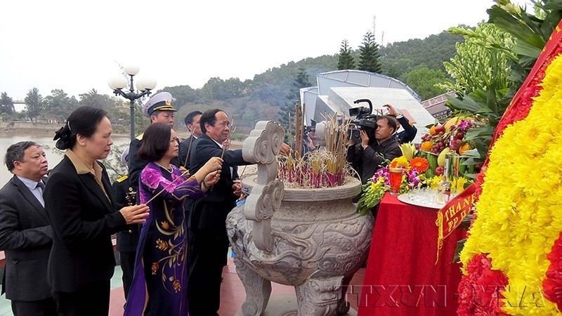 Lãnh đạo Thành đoàn Hải Phòng, Hội truyền thống Đường Hồ Chí Minh trên biển Việt Nam dâng hương tưởng niệm các Anh hùng liệt sỹ của Đoàn tàu Không số tại Bến K15, Đồ Sơn, Hải Phòng. (Ảnh: Trần Hoàng Ngọc/TTXVN)