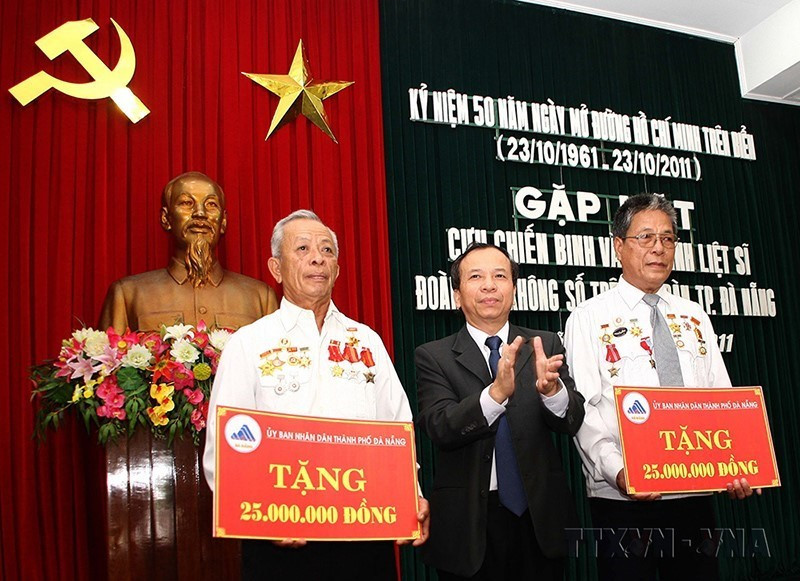 Gặp mặt, tặng quà 26 gia đình cựu chiến binh và 1 thân nhân gia đình liệt sỹ của Đoàn tàu Không số đang sinh sống tại thành phố Đà Nẵng, nhân kỷ niệm 50 năm Ngày mở đường Hồ Chí Minh trên biển (21/10/2011). (Ảnh: Trần Lê Lâm/TTXVN)