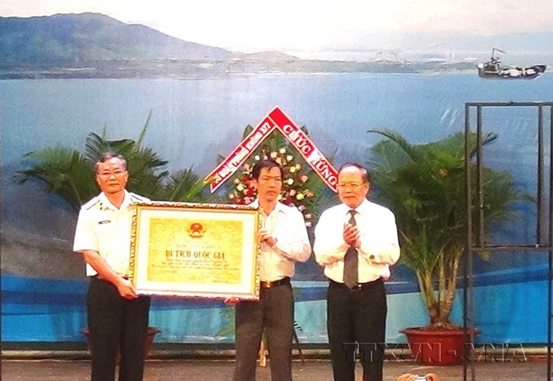 Bộ trưởng Bộ Văn hóa, Thể thao và Du lịch Hoàng Tuấn Anh trao Bằng công nhận Di tích lịch sử quốc gia Bia chủ quyền quần đảo Trường Sa tại đảo Song Tử Tây cho lãnh đạo xã Song Tử Tây (17/7/2014). (Ảnh: Nguyên Lý/TTXVN)