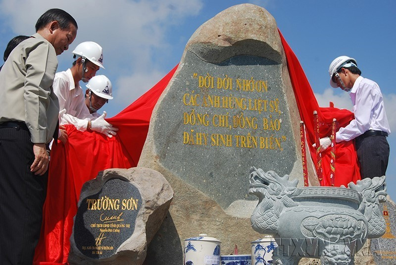 Phó Thủ tướng Trương Vĩnh Trọng cùng đại diện các ban, ngành tham gia lễ đặt viên đá khởi động Dự án Công viên nghĩa trang Đường Hồ Chí Minh trên biển, tại ấp 8, cồn Bửng, xã Thạnh Hải, huyện Thạnh Phú (Bến Tre), ngày 17/10/2010. (Ảnh Văn Trí/TTXVN)