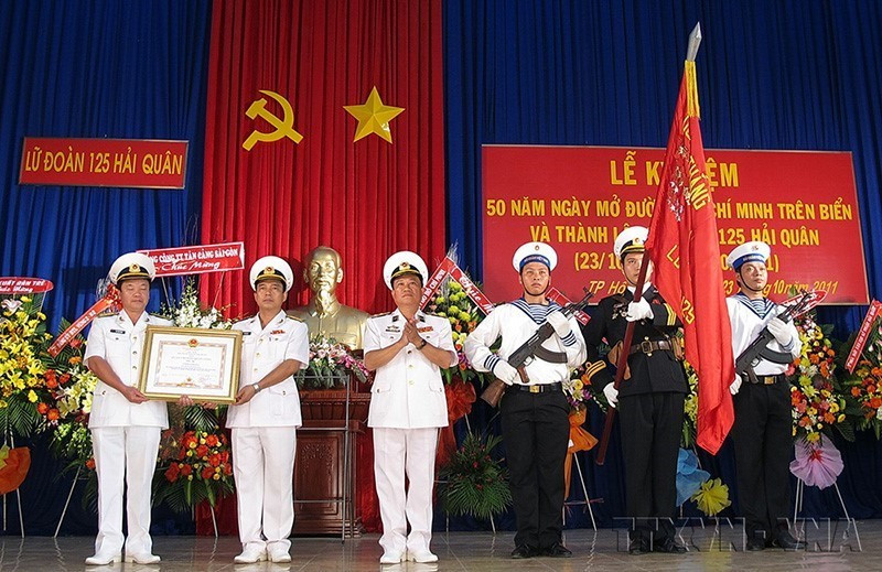 Trung tướng Trần Thanh Huyền, Phó Đô đốc, Chính ủy Quân chủng Hải quân trao Huân chương Quân công hạng Nhất cho tập thể cán bộ, chiến sĩ Lữ đoàn 125 Hải quân, tại Lễ kỷ niệm 50 năm Ngày mở Đường Hồ Chí Minh trên biển - Ngày thành lập Lữ đoàn (23/10/1961-23/10/2011). (Ảnh: Thế Anh/TTXVN)