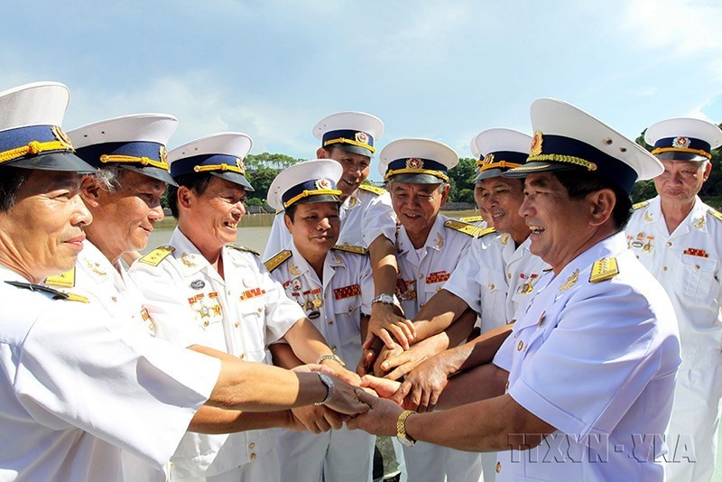 Các cựu binh Đoàn tàu không số của thành phố Hải Phòng trong ngày gặp mặt nhân kỷ niệm 50 năm Ngày mở Đường Hồ Chí Minh trên biển (23/10/1961-23/10/2011). (Ảnh: Trọng Đức/TTXVN)