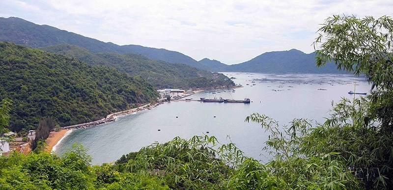 Tháng 6/1997, Vũng Rô (xã Hòa Xuân Nam, huyện Đông Hòa, tỉnh Phú Yên), một trong những bến quan trọng của đường Hồ Chí Minh trên biển, gắn liền với chiến công của những con tàu "Không số” được Bộ Văn hóa-Thông tin công nhận là Di tích Lịch sử cấp quốc gia. (Ảnh: Trần Lê Lâm/TTXVN)