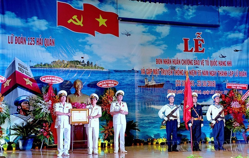 Lữ đoàn 125 Hải quân (tiền thân là Đoàn 759) đón nhận Huân chương Bảo vệ Tổ quốc hạng Nhì, tại buổi gặp mặt truyền thống kỷ niệm 55 năm thành lập Lữ đoàn (23/10/1961-23/10/2016). (Ảnh: Thế Anh/TTXVN)