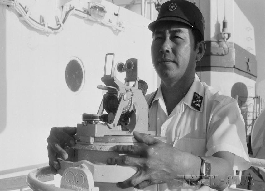 Thượng tá Vũ Huy Lễ, Lữ đoàn trưởng đoàn 955 Bộ Tư lệnh hải quân, Anh hùng Lực lượng vũ trang, chỉ huy đơn vị hoàn thành xuất sắc các nhiệm vụ được giao 27 năm làm thuyền trưởng tàu vận tải 505 tiếp tế cho cán bộ, chiến sỹ Trường Sa. (Ảnh: Thu Hoài/TTXVN)