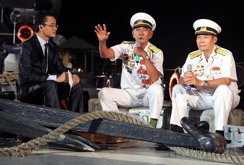 Cựu chiến binh Đường Hồ Chí Minh trên biển ôn lại những kỷ niệm khi vận chuyển vũ khí từ Bắc vào Nam trên những con tàu Không số. (Ảnh: Thế Duyệt/TTXVN)