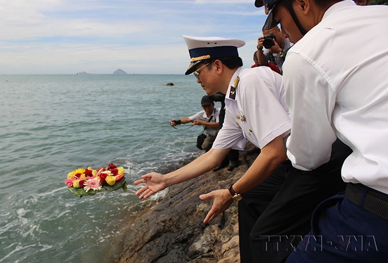 Cựu chiến binh Đường Hồ Chí Minh trên biển thả hoa trên biển tại Hòn Hèo, xã Ninh Vân, thị xã Ninh Hòa, tỉnh Khánh Hòa để tưởng nhớ các liệt sỹ tàu C235 Anh hùng. (Ảnh: Phan Sáu/TTXVN)