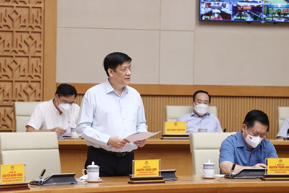 Bộ trưởng Bộ Y tế Nguyễn Thanh Long báo cáo tình hình dịch COVID-19. (Ảnh: Dương Giang/TTXVN)