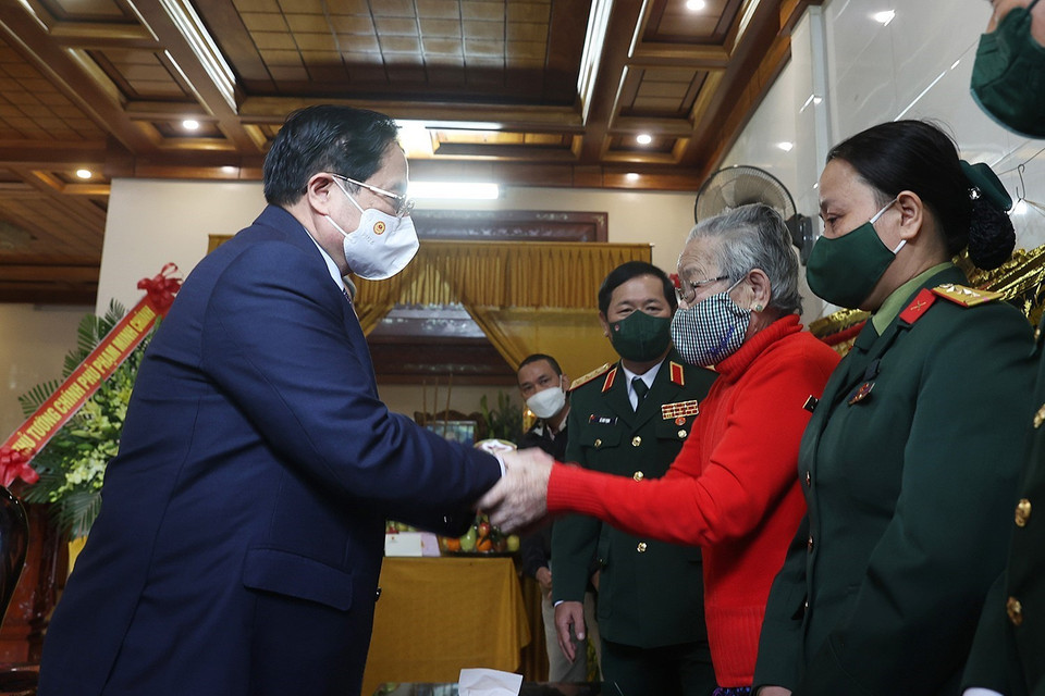 Thủ tướng Phạm Minh Chính thăm, động viên gia đình Thiếu tướng Nguyễn Văn Man, nguyên Phó Tư lệnh Quân khu 4 đã hy sinh trong khi làm nhiệm vụ cứu hộ, cứu nạn tại Thủy điện Rào Trăng 3. (Ảnh: Dương Giang/TTXVN)