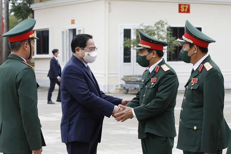 Hình ảnh Thủ tướng Phạm Minh Chính với cán bộ, sỹ quan Bộ Chỉ huy quân sự tỉnh Quảng Bình. (Ảnh: Dương Giang/TTXVN)