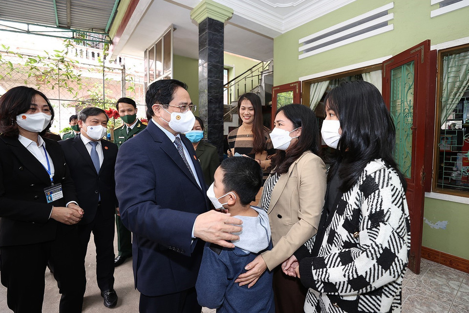 Thủ tướng Phạm Minh Chính thăm, động viên thương binh nặng (hạng 1/4) Trần Kiên Cường và gia đình. (Ảnh: Dương Giang/TTXVN)