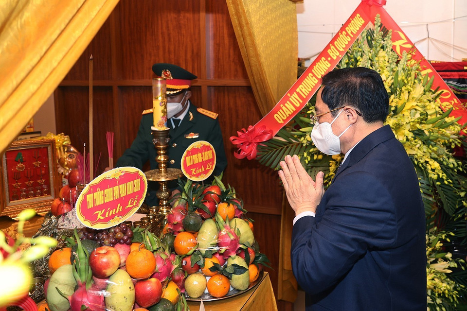 Thủ tướng Phạm Minh Chính thắp hương tưởng niệm Thiếu tướng Nguyễn Văn Man, nguyên Phó Tư lệnh Quân khu 4 đã hy sinh trong khi làm nhiệm vụ cứu hộ, cứu nạn tại Thủy điện Rào Trăng 3. (Ảnh: Dương Giang/TTXVN)