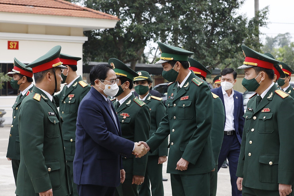 Nhân kỷ niệm 77 năm Ngày thành lập Quân đội nhân dân Việt Nam và 32 năm Ngày hội quốc phòng toàn dân, sáng 22/12, Thủ tướng Phạm Minh Chính đến thăm cán bộ, chiến sỹ Bộ Chỉ huy quân sự tỉnh Quảng Bình. (Ảnh: Dương Giang/TTXVN)