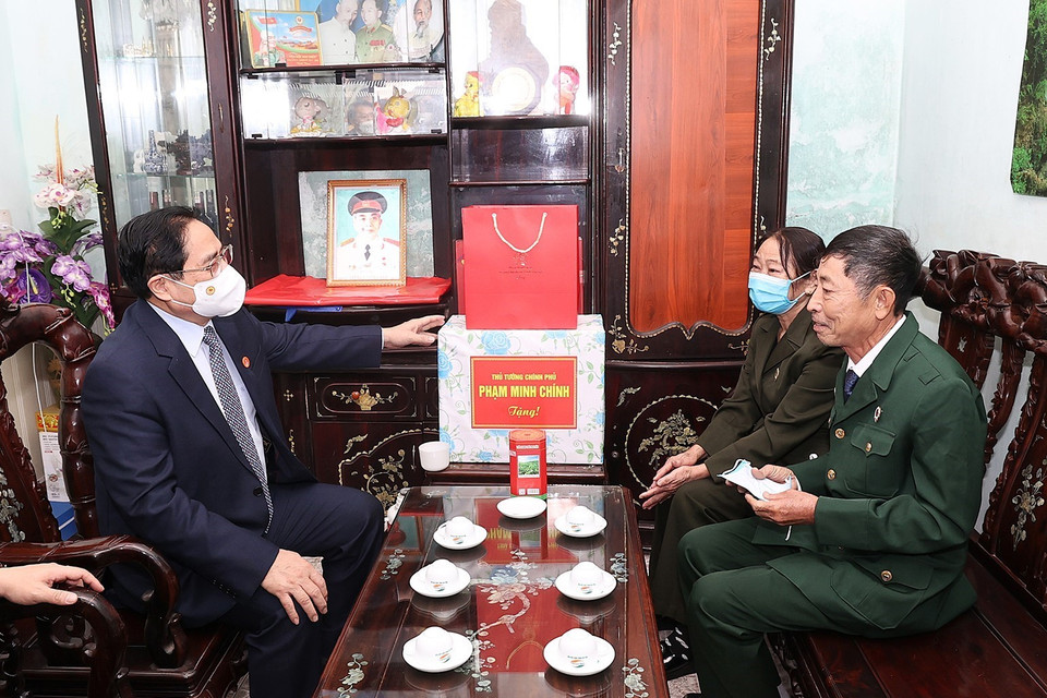 Thủ tướng Phạm Minh Chính thăm, động viên thương binh nặng (hạng 1/4) Trần Kiên Cường và gia đình. (Ảnh: Dương Giang/TTXVN)