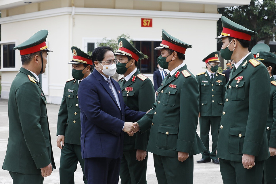 Thủ tướng Phạm Minh Chính với cán bộ, sỹ quan Bộ Chỉ huy quân sự tỉnh Quảng Bình. (Ảnh: Dương Giang/TTXVN)