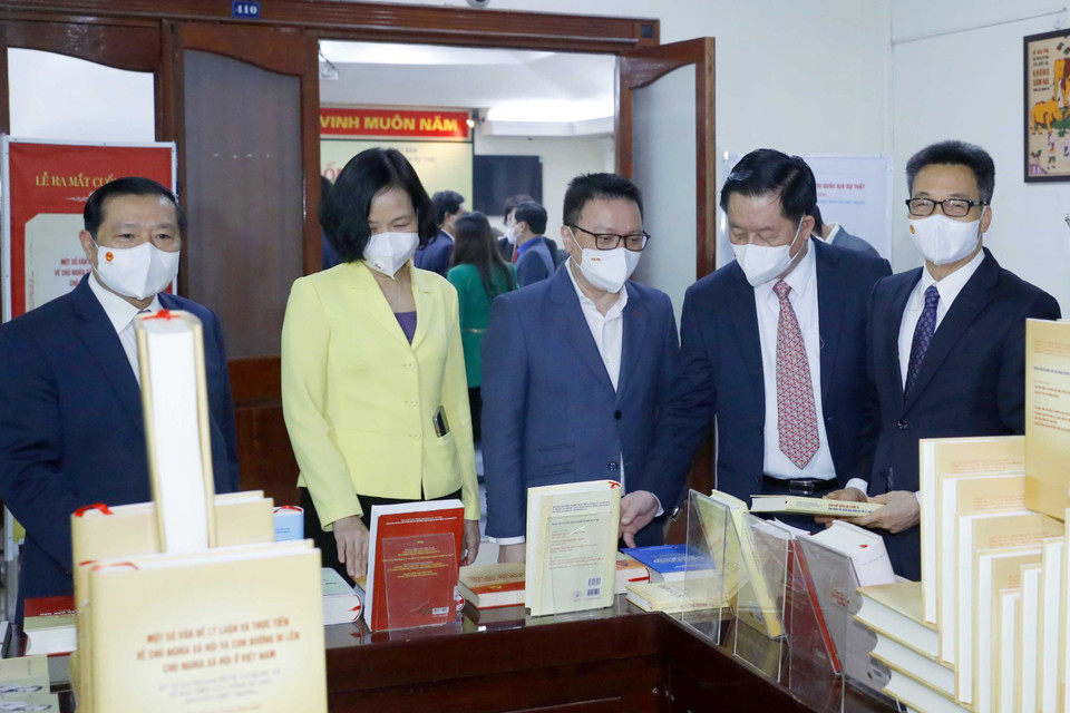 Đại biểu dự lễ ra mắt sách. (Ảnh: Phương Hoa/TTXVN)