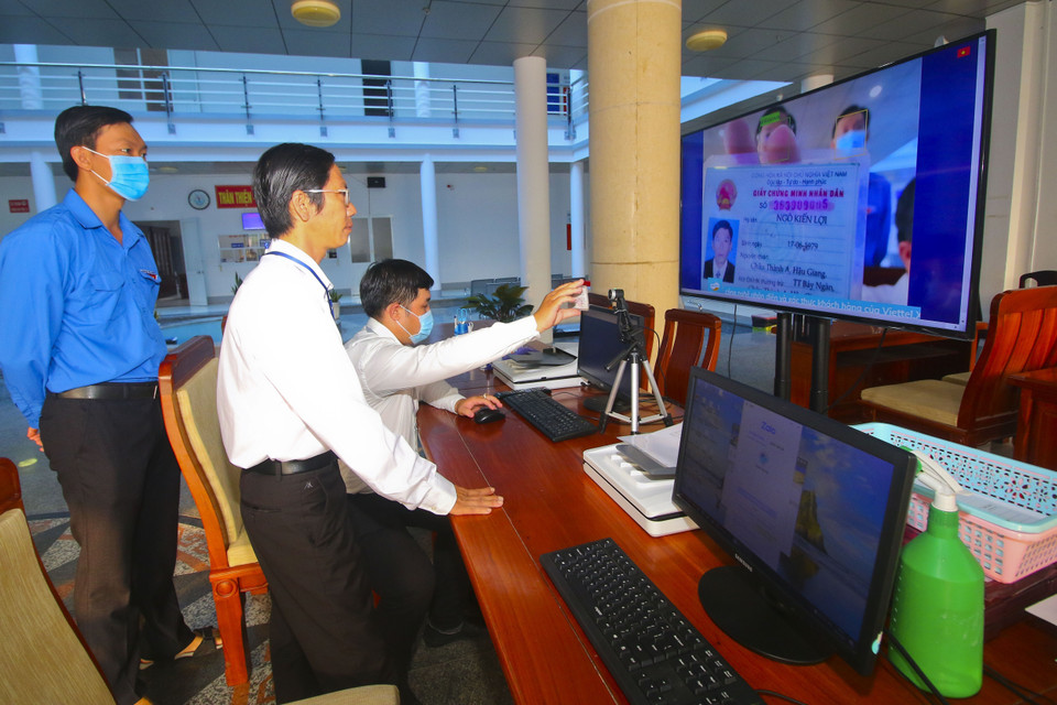 Người dân thực hiện ứng dụng Công nghệ trí tuệ nhân tạo (AI). (Ảnh: Duy Khương/TTXVN)