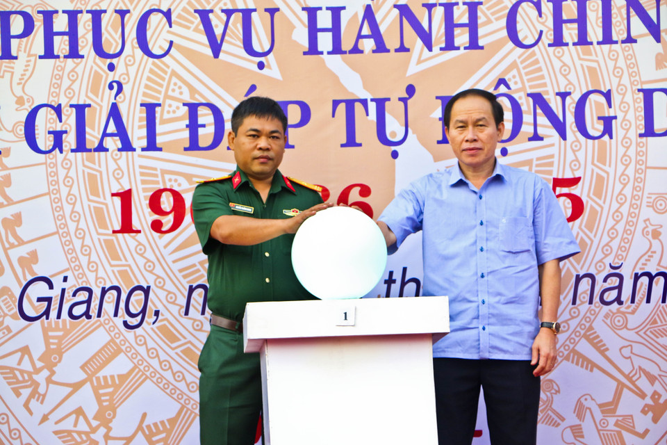 Bí thư Tỉnh ủy Hậu Giang Lê Tiến Châu và Giám đốc Viettel Hậu Giang Nguyễn Trường Giang thực hiện nghi thức công bố Tổng đài. (Ảnh: Duy Khương/TTXVN)