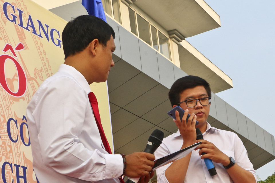 Người dân thực hiện quay số Tổng đài giải đáp thắc mắc dịch vụ công trên đầu số 1900866895 tại lễ công bố. (Ảnh: Duy Khương/TTXVN)