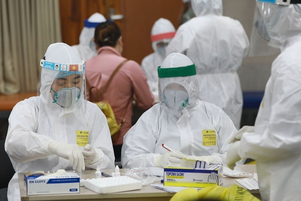 Lực lượng y tế lấy mẫu, xét nghiệm cho công nhân Công ty TNHH Samsung Electronics Việt Nam. (Nguồn: TTXVN)