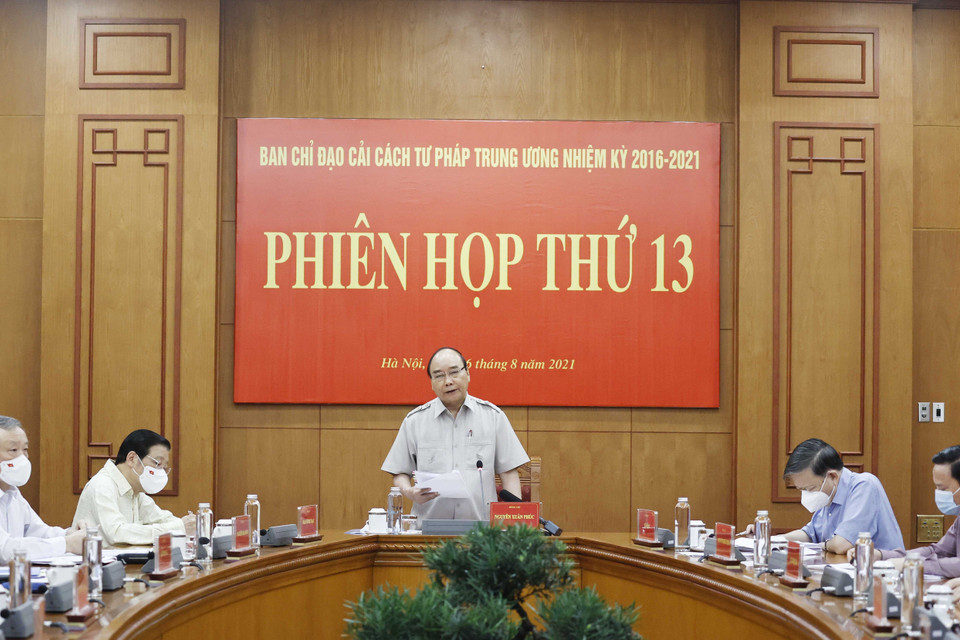 Chủ tịch nước Nguyễn Xuân Phúc, Trưởng Ban Chỉ đạo cải cách Tư pháp Trung ương chủ trì phiên họp. (Ảnh: Thống Nhất/TTXVN)