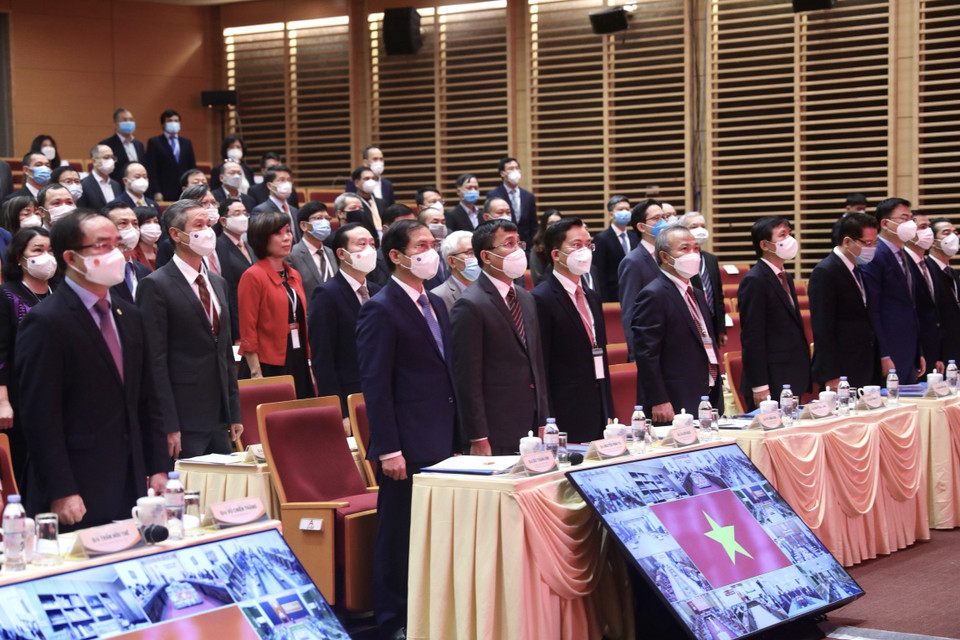 Bộ trưởng Bộ Ngoại giao Bùi Thanh Sơn và các đại biểu dự hội nghị thực hiện nghi lễ chào cờ. (Ảnh: Lâm Khánh/TTXVN)