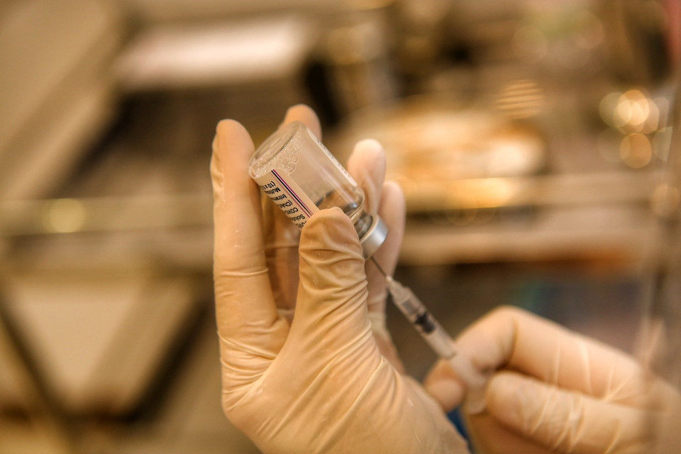 Tiêm vaccine AstraZeneca cho người dân phường Phạm Đình Hổ chiều 9/9. (Ảnh: Tuấn Đức/TTXVN)