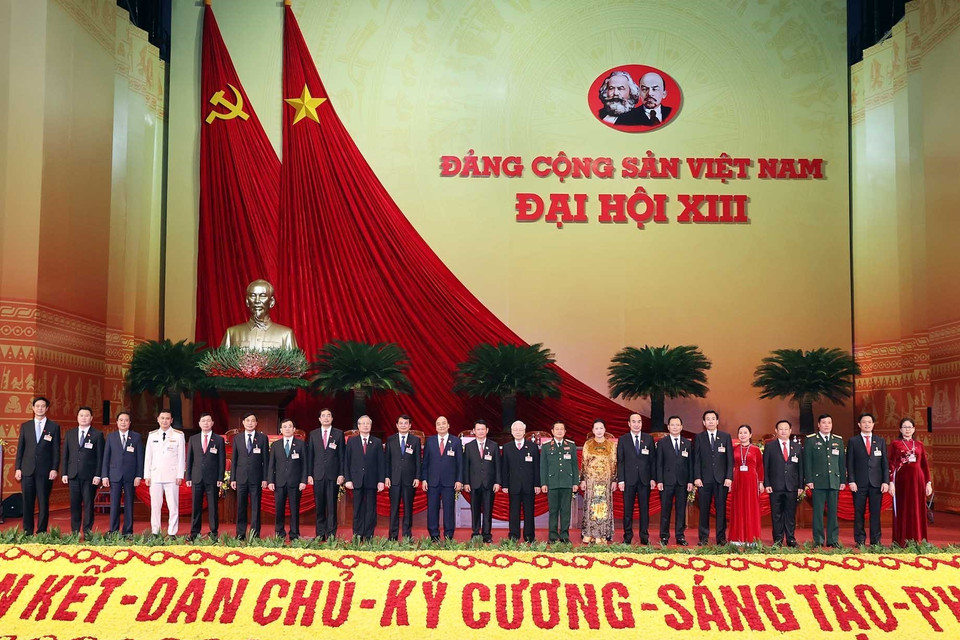  Các đồng chí lãnh đạo Đảng, Nhà nước chụp ảnh chung với Đoàn đại biểu Đảng bộ tỉnh Lào Cai. (Ảnh: TTXVN)