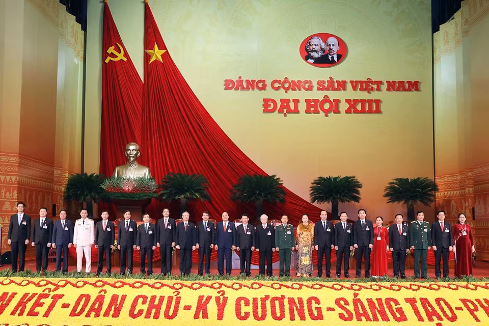  Các đồng chí lãnh đạo Đảng, Nhà nước chụp ảnh chung với Đoàn đại biểu Đảng bộ tỉnh Lào Cai. (Ảnh: TTXVN)