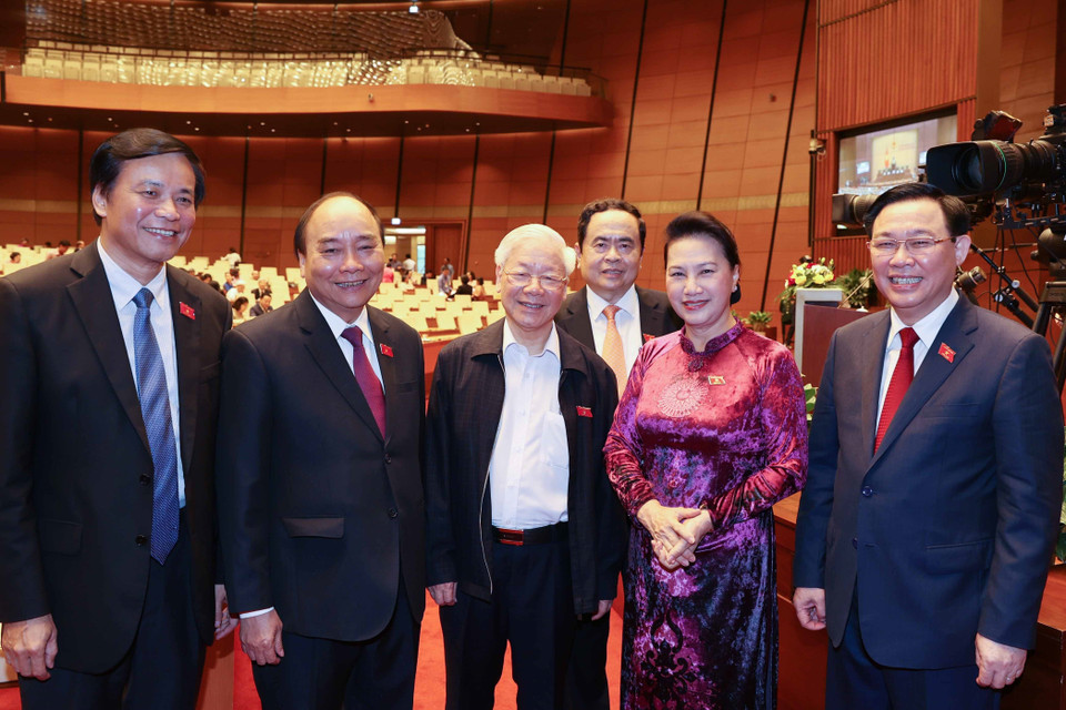 Tổng Bí thư, Chủ tịch nước Nguyễn Phú Trọng, Thủ tướng Nguyễn Xuân Phúc, Chủ tịch Quốc hội Vương Đình Huệ, Chủ tịch Hội đồng Bầu cử quốc gia với các lãnh đạo Đảng, Nhà nước. (Ảnh: Trí Dũng/TTXVN)