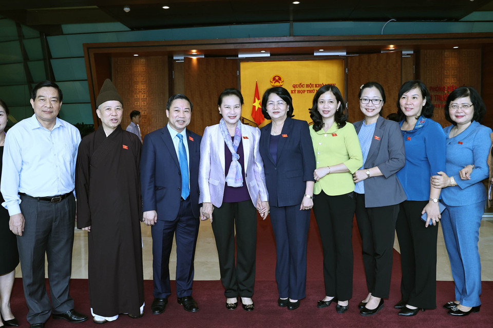 Nguyên Chủ tịch Quốc hội Nguyễn Thị Kim Ngân với các đại biểu Quốc hội bên lề phiên họp. (Ảnh: TTXVN)