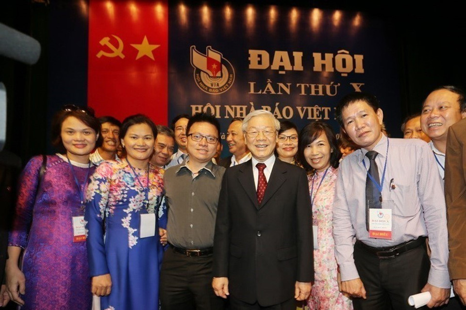 Tổng Bí thư Nguyễn Phú Trọng với các nhà báo Thông tấn xã Việt Nam dự Đại hội đại biểu toàn quốc Hội Nhà báo Việt Nam lần thứ X, nhiệm kỳ 2015-2020, sáng 9/8/2015. (Ảnh: Trí Dũng/TTXVN)