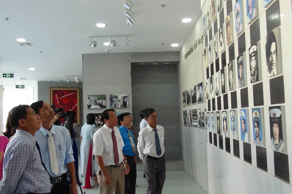 Người dân và du khách tham quan Bảo tàng ngầm - nơi lưu giữ những hiện vật liên quan đến cuộc đời và thân nhân của 64 chiến sỹ hy sinh tại Gạc Ma năm xưa, tại Khu Tưởng niệm chiến sỹ Gạc Ma ở xã Cam Hải Đông, huyện Cam Lâm (tỉnh Khánh Hòa). (Ảnh: Phan Sáu/TTXVN)